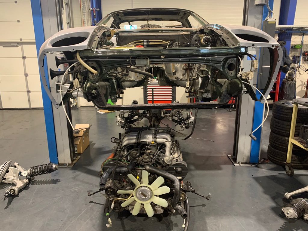 Intervention mécanique sur un véhicule dans l’atelier ANG Automotive à Contern