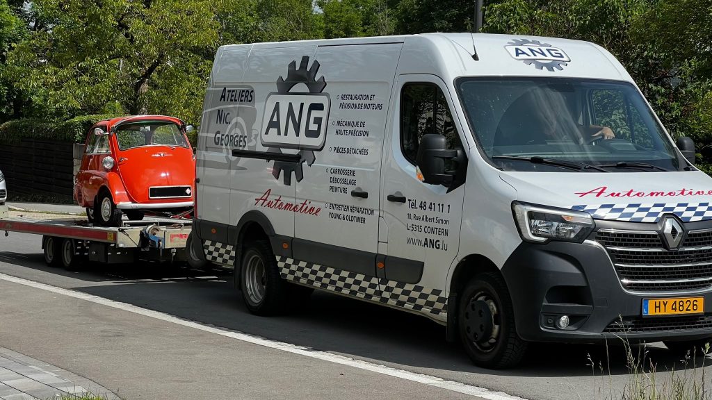 Transport d’un véhicule ancien sur remorque ouverte par ANG Automotive